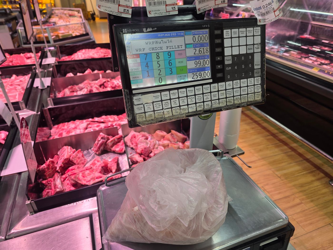 A supermarket deli scale in Thailand photographed by Danny Flight showing chicken fillet at 99 baht per kilo, 2.618 kilos, 259 baht total.